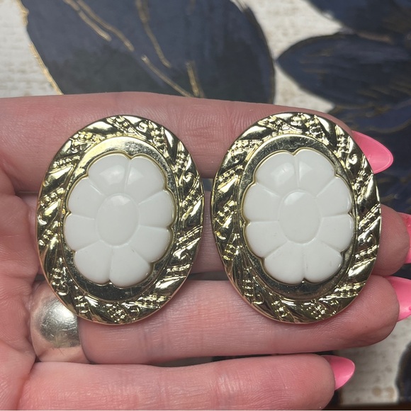 Vintage 80s Large Oversized Gold and White Flower Oval Floral Post Earrings D3 - Picture 1 of 7